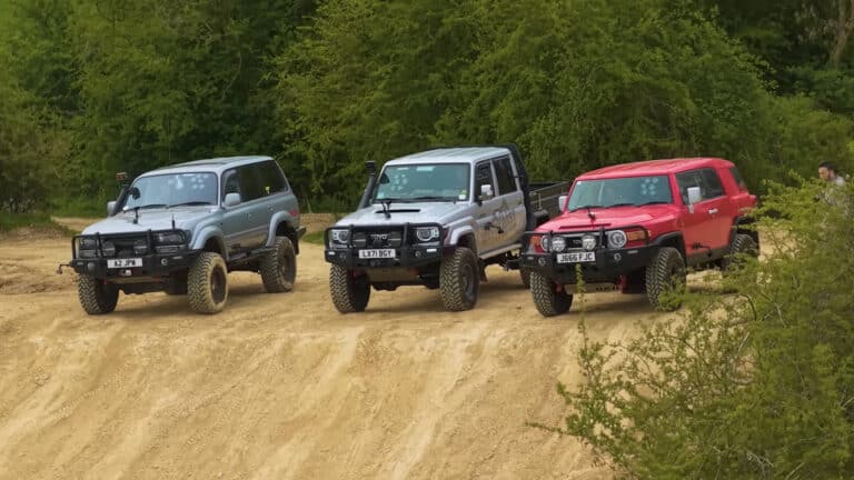 Toyota Land Cruiser 70, 80 и FJ Cruiser сразились на бездорожье: кто победил