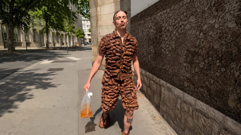 Tommy Cash шокировал Неделю моды в Париже костюмом с «туалетной» тематикой