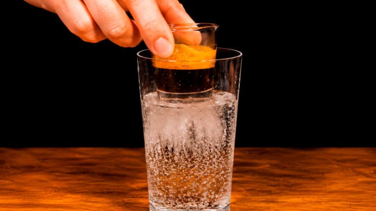 Espresso Bomb: в соцсетях завирусился необычный кофе с газировкой и солью