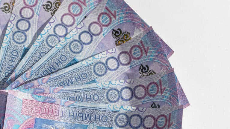 Казахстанцам объяснили, почему рост экономики не спасает семьи от кредитов и долгов