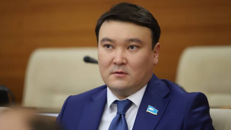 Депутат Мақсат Толықбай 6 миллиард теңгенің қалай желініп кеткенін әшкереледі (видео)