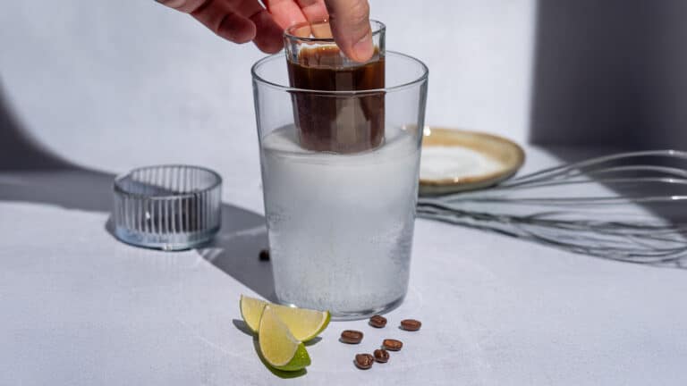 Espresso Bomb: в соцсетях завирусился необычный кофе с газировкой и солью