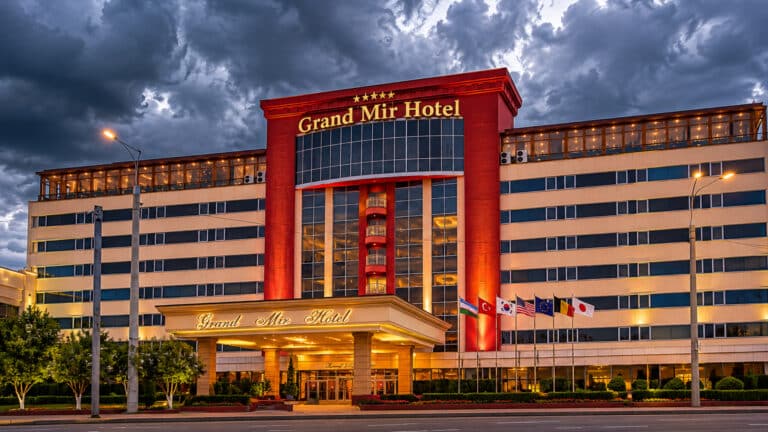 Заброшенный Grand Mir Hotel в Ташкенте показали изнутри