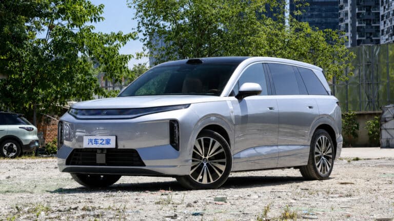 BYD выпустил 5,2-метровый кроссовер с запасом хода до 950 км