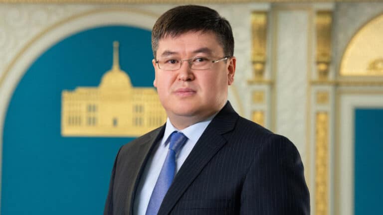 Амирбек Оспанбеков покинул пост представителя президента в парламенте