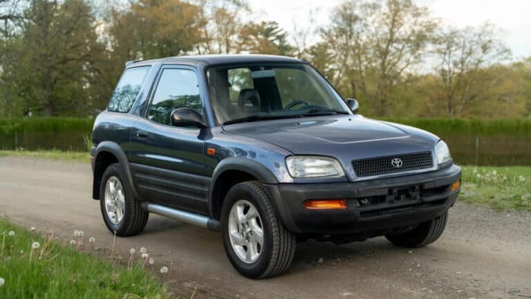 Редкий Toyota RAV4 1997 года напомнил, что потеряли современные SUV