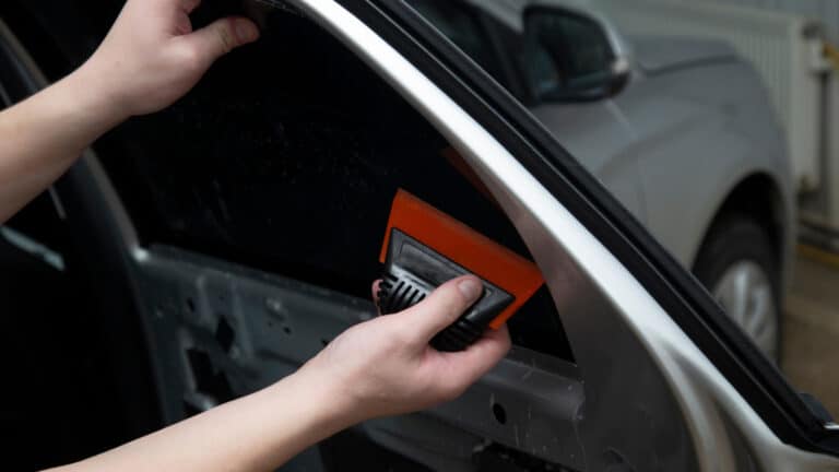 В Кыргызстане хотят на месяц снизить плату за тонировку автомобилей
