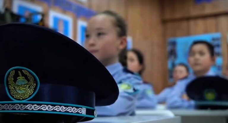 Более 50 школьников окончили полицейские классы в Казахстане