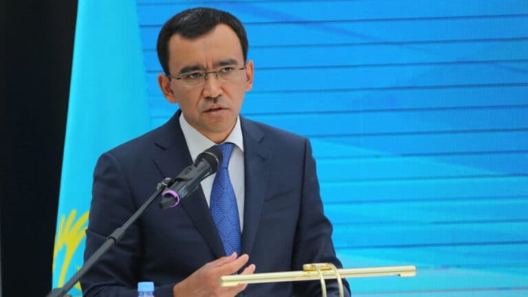 «Никого не уволят»: Ашимбаев гарантировал аппарату сената места в Курултае