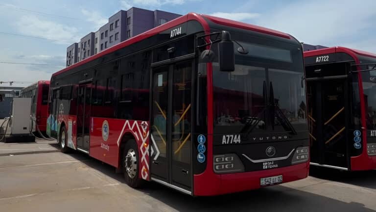Алматы көшелерінде жаңа үлгідегі қызыл түсті электрлі автобустар қатынайтын болады