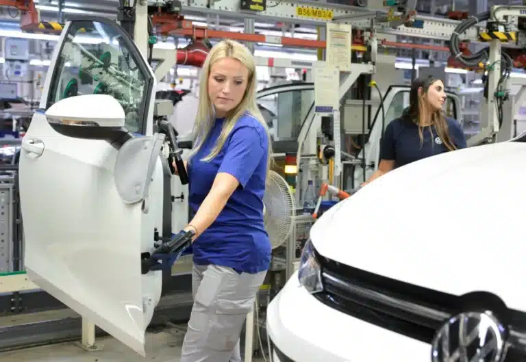 Volkswagen может уволить до 100 тысяч сотрудников и закрыть четыре завода