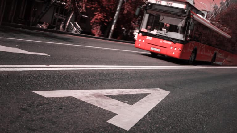 ЧП в Алматы: водитель автобуса умер за рулем, протаранив две машины