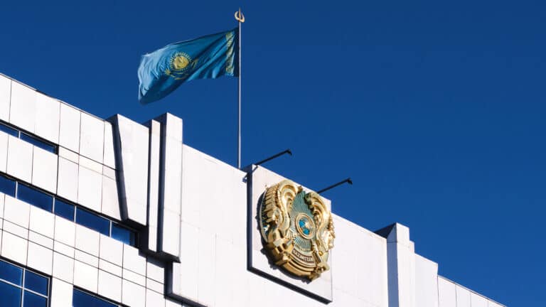 В Казахстане изменят правила использования герба, флага и гимна
