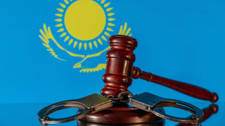 Искали 20 лет: обвиняемого в разбое экстрадировали в Казахстан