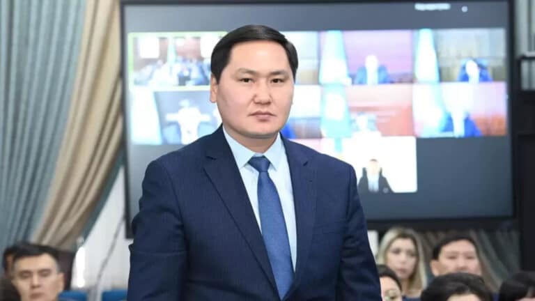 Бақтияр Артаев Қызылорда музейінде гид болып, қонақтарға экскурсия жасамақ