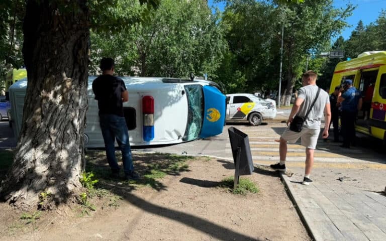 Автозак с арестованными перевернулся в Костанае