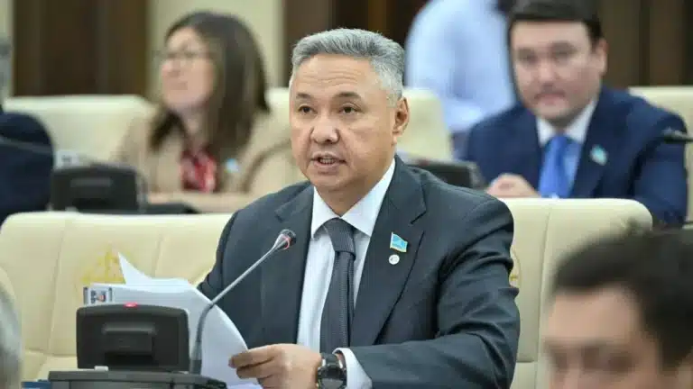 Перуашев объявил об уходе с поста председателя партии «Ак жол»
