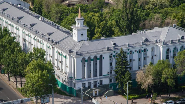 КИМЭП пообещал не наказывать студентов за бунт против профессора из-за харассмента