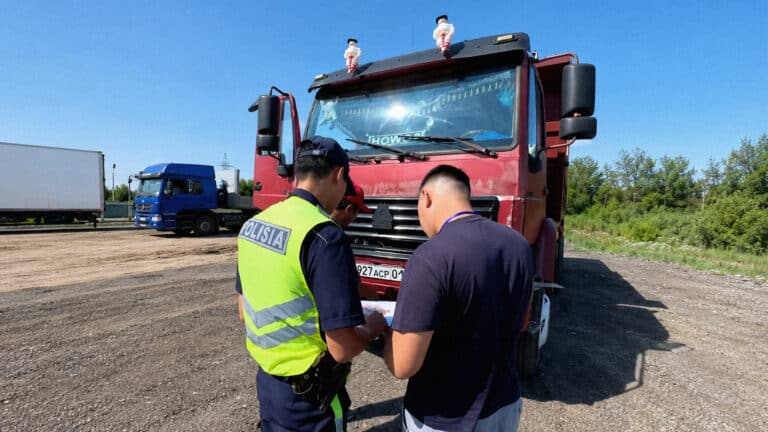 В Астане проводят рейды против грузовиков во дворах