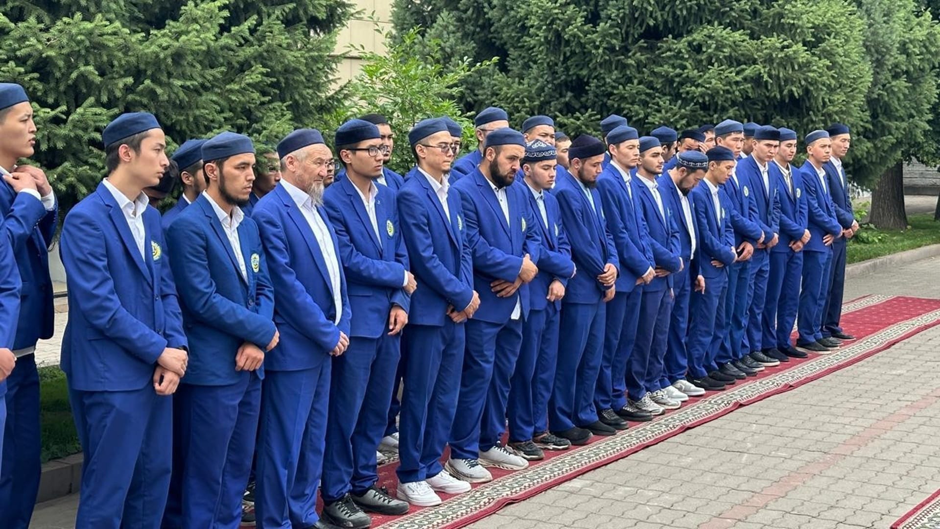 Әбу Ханифа медресе колледжінің түлектері