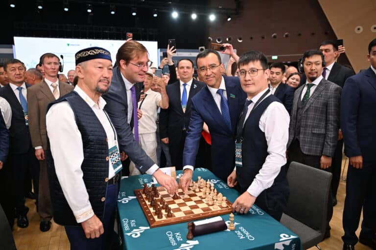 Маулен Ашимбаев и Тимур Турлов дали старт финалу турнира по шахматам Senat Open 2026
