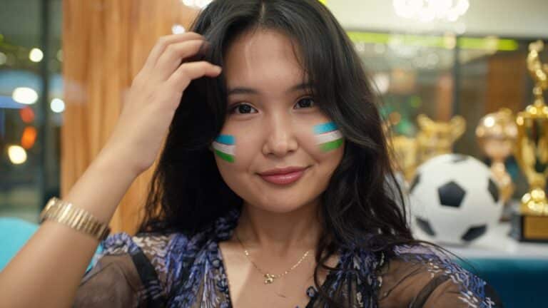Ташкентте жүрген Бибісара Асаубаева жүздеген өзбек жанкүйерімен кездеседі