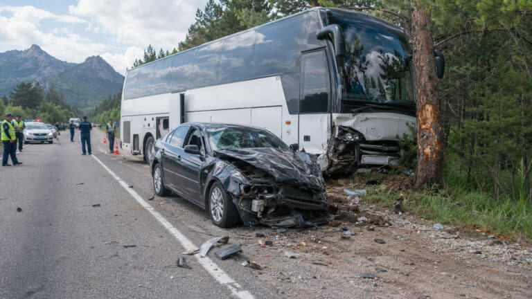 11 человек пострадали в аварии с автобусом по пути в Бурабай