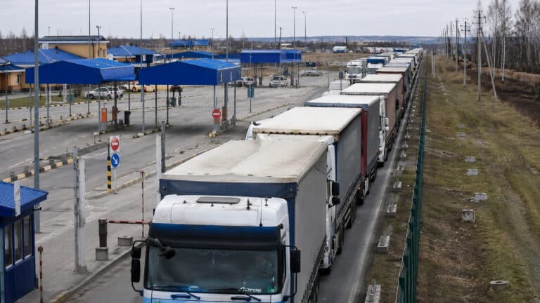 На границе Казахстана и России образовалась многокилометровая очередь из фур