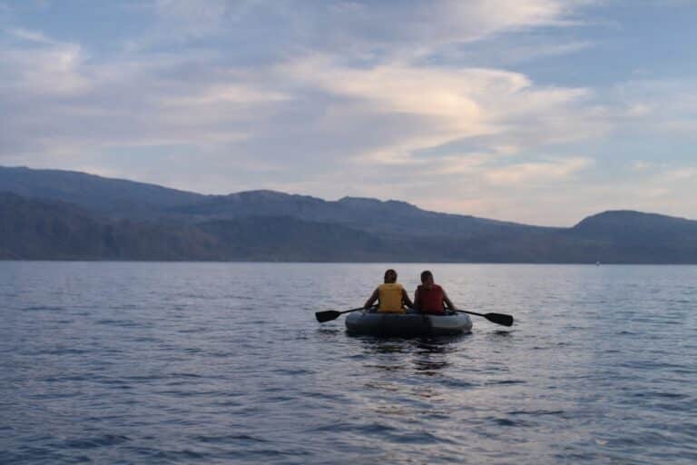 Двух женщин унесло на надувной лодке на Бухтарминском водохранилище