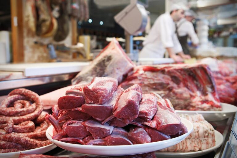 Казахстанцы могут купить на свою зарплату почти в два раза меньше мяса, чем белорусы