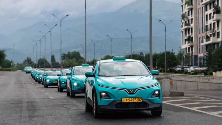 Сервис такси Green SM вывел на дороги Алматы 500 электрокаров VinFast