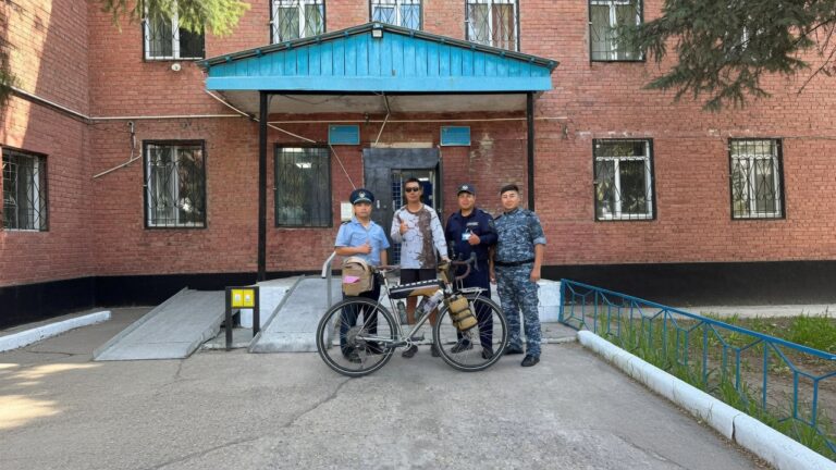 Полицейские приютили китайского велотуриста, испугавшегося ночевать в ВКО