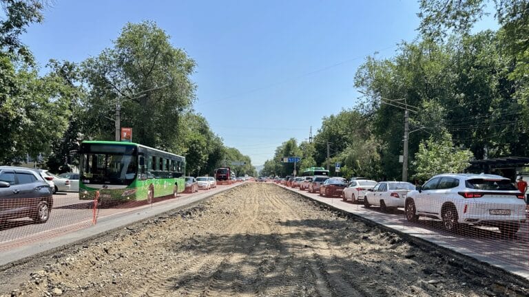 Стройка ЛРТ лишила алматинцев двух полос на улице Толе Би