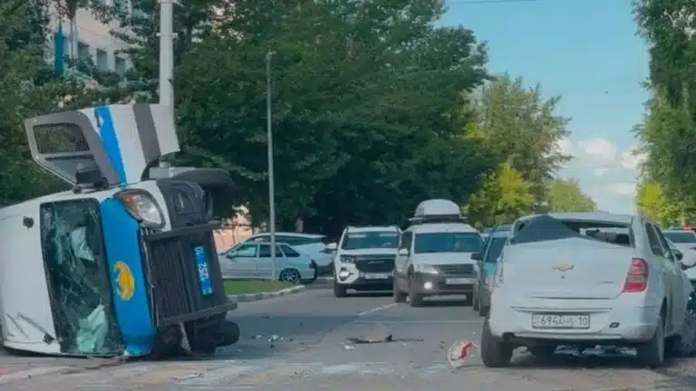 Қостанайда тұтқындалған азаматтар мен полиция жол апатына түсті