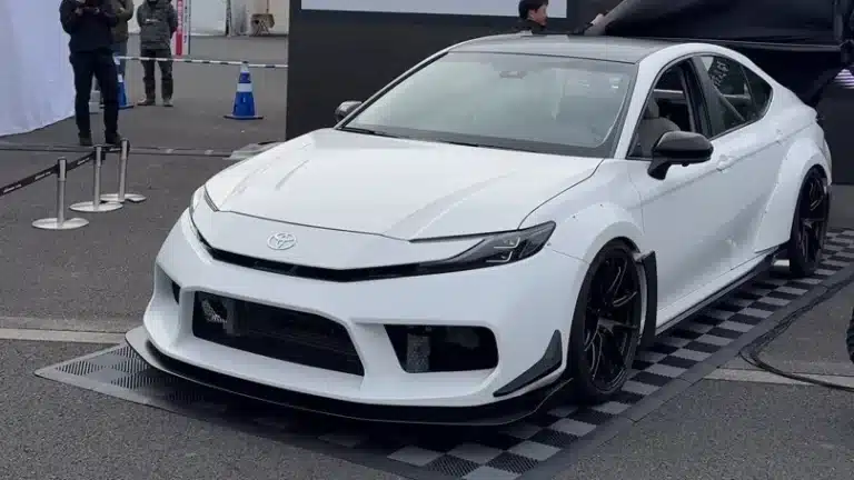 Toyota 700 ат күшіне ие 7 цилиндрлі Camry көрсетті