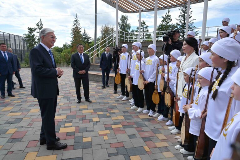 Юные домбристы встретили Токаева в экопарке Щучинска