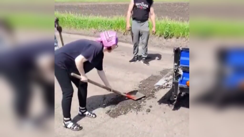 В СКО сельчане сами взялись за ремонт дороги после десятков лет ожидания