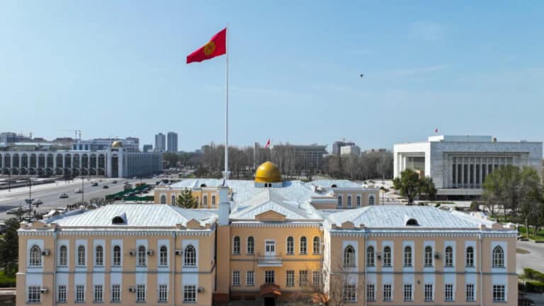 Бішкекте министрліктерді миналады деген хабардан кейін жаппай эвакуация басталды