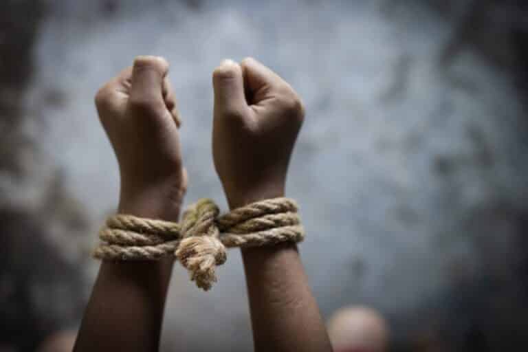 Асырап алған балаларына нанды көңге аунатып жегізіп, иттің үйшігінде ұйықтатқан