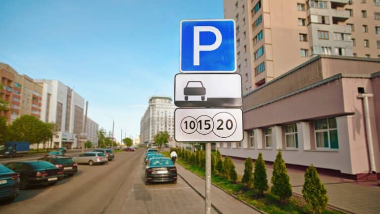 В Алматы хотят изменить правила парковки авто и размещения самокатов