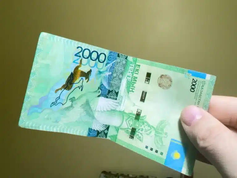 Ескі үлгідегі 2000 теңгелік банкноталар айналымнан шықты