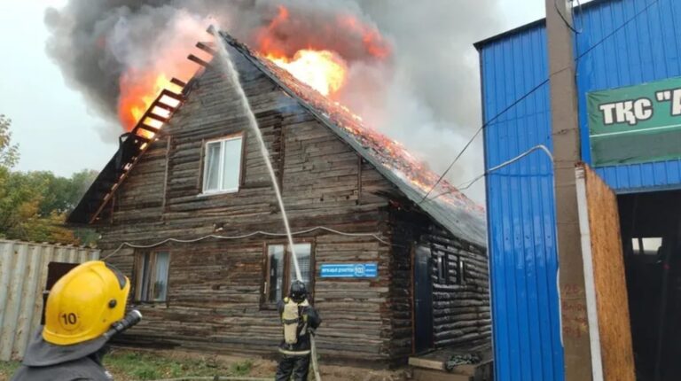 Молния подожгла жилой дом в Кокшетау: огонь охватил 120 квадратных метров