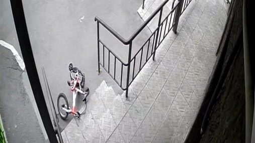 В Астане велосипед упал с 11-го этажа в нескольких секундах от ребенка