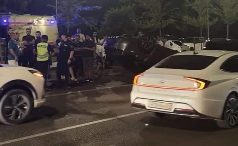 В Алматы Changan столкнулся с Porsche и Skoda и перевернулся на крышу
