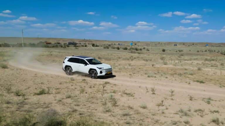 Автоблогер назвал главный недостаток новой Toyota RAV4 в Казахстане