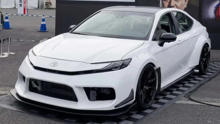 Toyota Camry превратили в 700-сильного монстра с двумя моторами