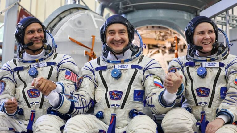 Халықаралық станцияға ұшатын үш ғарышкер Байқоңырға келді (видео)