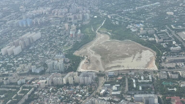 В Алматы экстренно спускают воду из Сайрана для ремонта шлюзов