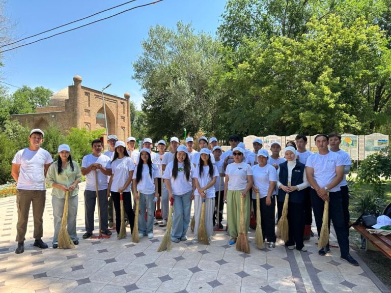 В мавзолее Карахана в центре Тараза прошла экологическая акция