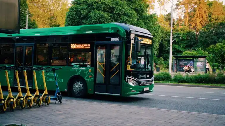 Почти 600 автобусов в Алматы не прошли экологическую проверку